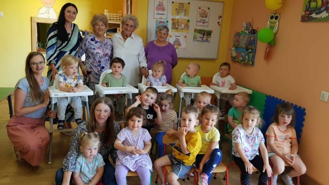 Seniorzy z dziennego Domu Senior Plus oraz dzieci z Żłobka Smyki